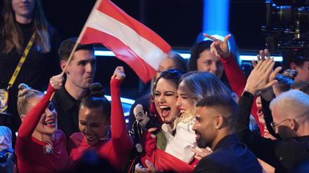 Teodora Spiric (M) und Selina-Maria Edbauer (Mitte r) alias Teya & Salena aus Österreich jubeln über ihren Einzug ins Finale. 