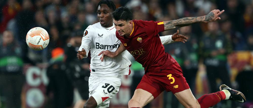 Jeremie Frimpong ist nach dem Spiel in Rom angeschlagen.