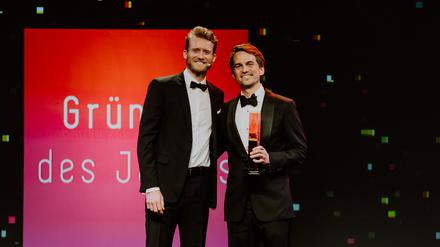 Investor und Fußball Weltmeister Andre Schürrle übergibt Vay-Gründer Thomas von der Ohe den Preis des Gründers des Jahres.