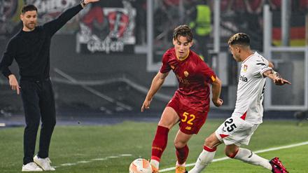 Da geht es lang! Alonso (links), Edoardo Bove (Mitte) und Bayer Spieler Exequiel Palacios im Zweikampf.