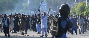 Unterstützer des verhafteten Khan demonstrieren für seine Freilassung.