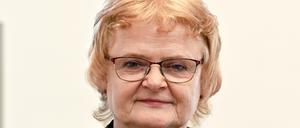 11.05.2023, Brandenburg, Potsdam: Maria Nooke, Soziologin, steht mit Blumen im Landtag nach ihrer Wahl als Beauftragte des Landes Brandenburg zur Aufarbeitung der Folgen der kommunistischen Diktatur. Foto: Bernd Settnik/dpa +++ dpa-Bildfunk +++