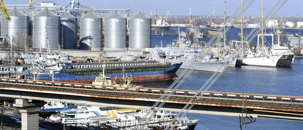 Getreidesilos im Hafen von Odessa.