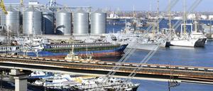 Getreidesilos im Hafen von Odessa. 