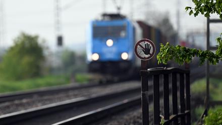 Ein Zug fährt an der Unfallstelle vorbei.
