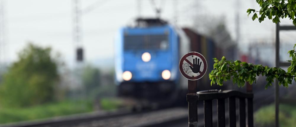 Ein Zug fährt an der Unfallstelle vorbei.