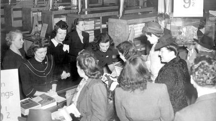 Nylon wurde im Zweiten Weltkrieg von DuPont rationiert. Hier ein Bild aus dem Jahr 1946.