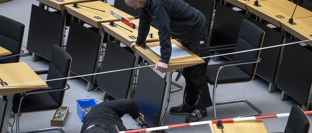 Handwerker montieren die Sitzreihen im Plenarsaal im Abgeordnetenhaus. Nach der Wiederholungswahl in Berlin liegt die SPD laut amtlichem Ergebnis knapp vor den Grünen auf Platz zwei, Wahlsieger ist die CDU. +++ dpa-Bildfunk +++