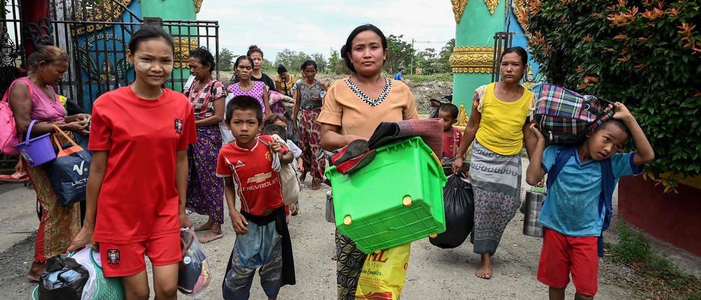 In Myanmars Provinz Rakhine bringen sich Menschen in einem Kloster in Sicherheit. 