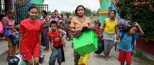 In Myanmars Provinz Rakhine bringen sich Menschen in einem Kloster in Sicherheit.