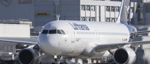 Ein Flugzeug auf dem Flughafen Frankfurt