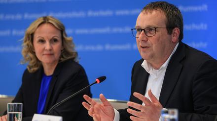 Oliver Krischer (Grüne), Umweltminister in Nordrhein-Westfalen spricht auf der Abschlusspressekonferenz neben Steffi Lemke (Grüne), Bundesumweltministerin. (Archiv)