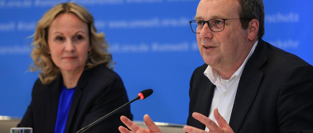 Oliver Krischer (Grüne), Umweltminister in Nordrhein-Westfalen spricht auf der Abschlusspressekonferenz neben Steffi Lemke (Grüne), Bundesumweltministerin. (Archiv)