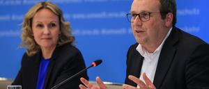 Oliver Krischer (Grüne), Umweltminister in Nordrhein-Westfalen spricht auf der Abschlusspressekonferenz neben Steffi Lemke (Grüne), Bundesumweltministerin. (Archiv)