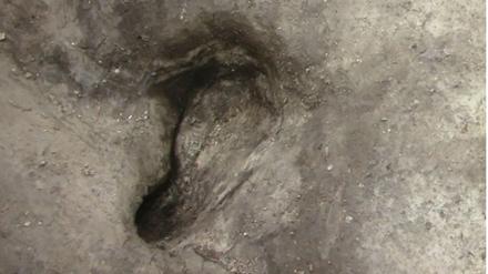 Potenzieller Homininen-Fußabdruck, der in Schöningen 13 II-2 Untere Berme gefunden wurde.