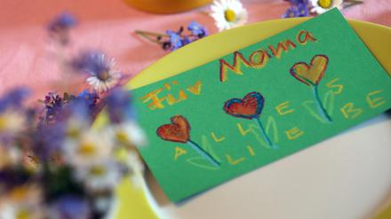 „Alle zum Basteltisch kommen!“. Solche Aufforderungen hören Kinder in Berliner Kindertagesstätten nur noch selten. Gebastelt wird in vielen Einrichtungen nur dann, wenn die Kleinen es selbst vorschlagen.