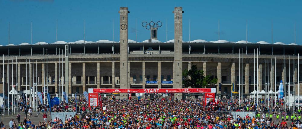 Der S 25 Berlin Lauf am Olympiastadion. 