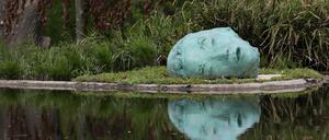 „White Sleep“ von der japanischen Künstlerin Leiko Ikemura im Skulpturenpark der Villa Jacobs.