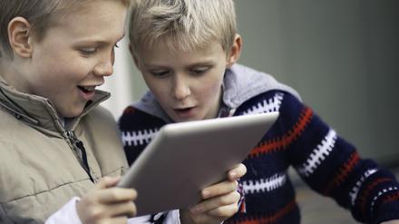 Kinder mit einem Tablet