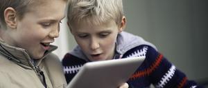 Kinder mit einem Tablet