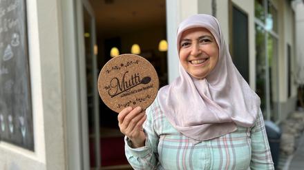 Mit einem strahlenden Lachen: Ayse Yildirim, 51, vor ihrem Café „Bei Mutti“ in der Karl-Stieler-Straße 9.