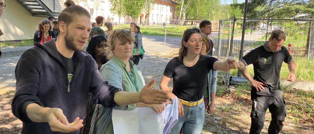 „Da müssten doch noch Bäume erhalten werden können.“ Luzie Freitag (M.) und Jakob Drews (l.) sprechen mit Anett Wallasch, Baubeauftragte des Studentenwerks.