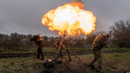 Ukrainische Soldaten im Einsatz in Bachmut.