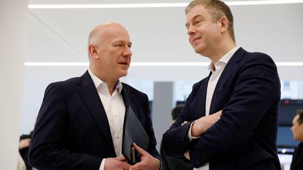 Stefan Evers (CDU, r.), Finanzsenator von Berlin, muss in einem Konflikt zwischen Bildungs- und Integrationsverwaltung schlichten, weil der Regierende Kai Wegner (CDU) mit der Bildungssenatorin liiert ist.
