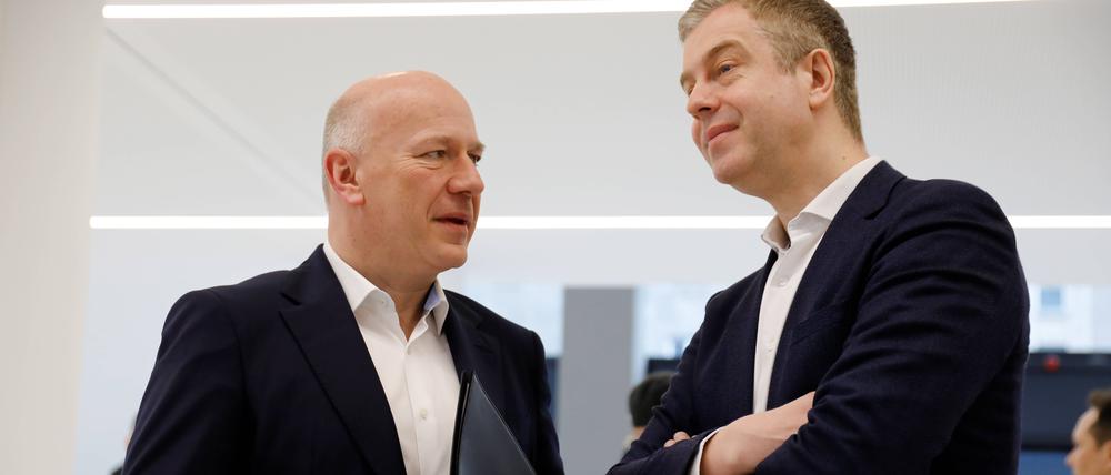 Stefan Evers (CDU, r.), Finanzsenator von Berlin, muss in einem Konflikt zwischen Bildungs- und Integrationsverwaltung schlichten, weil der Regierende Kai Wegner (CDU) mit der Bildungssenatorin liiert ist.