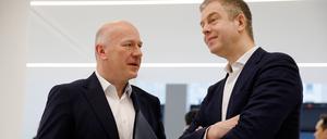 Stefan Evers (CDU, r.), Finanzsenator von Berlin, muss in einem Konflikt zwischen Bildungs- und Integrationsverwaltung schlichten, weil der Regierende Kai Wegner (CDU) mit der Bildungssenatorin liiert ist.