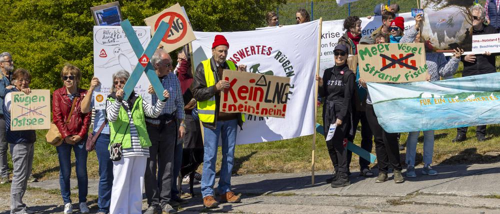 Insgesamt 82 Demonstranten protestieren gegen den Besuch von Robert Habeck auf Rügen.