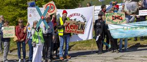 Insgesamt 82 Demonstranten protestieren gegen den Besuch von Robert Habeck auf Rügen.
