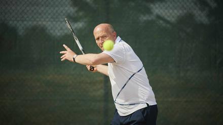 Kai Wegner bei einem seiner Hobbies: großes Tennis.