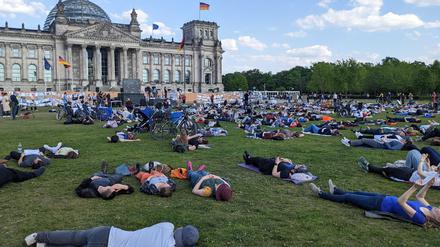 Demonstration im Liegen: So wurde für mehr Unterstützung und Forschung für Betroffene des Chronischen Fatigue-Syndroms geworben.