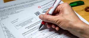 Eine Frau füllt ein Antragsformular für Kurzarbeitergeld aus.