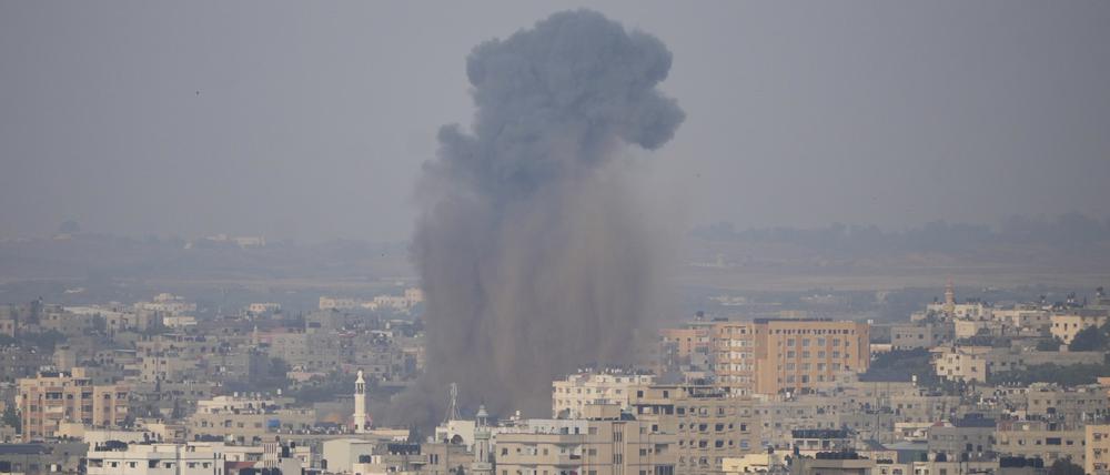 Rauch, der durch einen israelischen Luftangriff verursacht wurde, steigt über den Dächern auf.