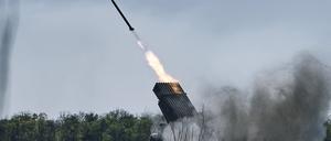 Ein Grad-Mehrfachraketenwerfer der ukrainischen Armee feuert Raketen auf russische Stellungen an der Frontlinie in der Nähe von Bachmut.