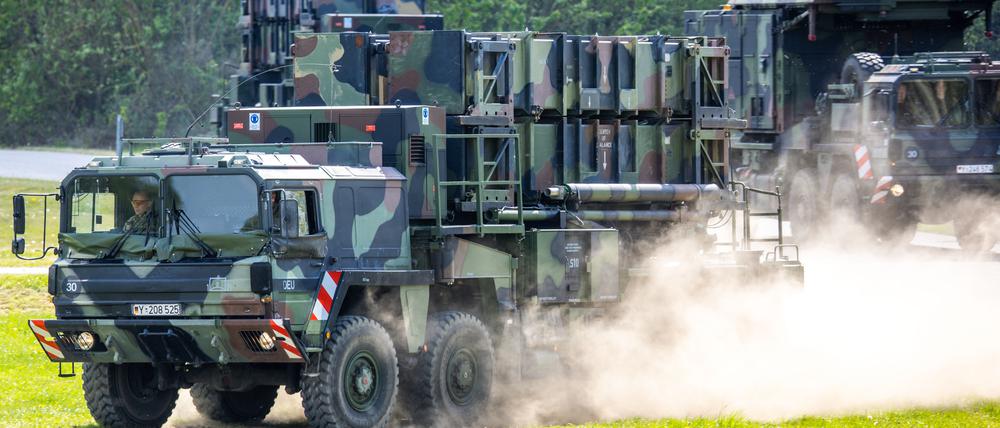 Fahrzeuge der Flugabwehrraketengruppe 21 der Bundeswehr üben die Entfaltung des deutschen Abwehrsystems Patriot und fahren zu einem Einsatzpunkt. 