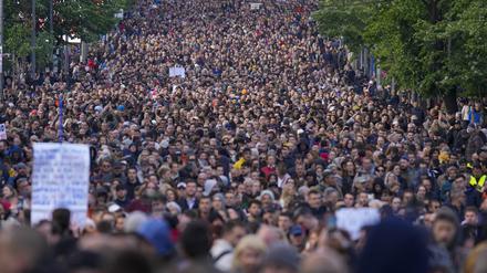 12.05.2023, Serbien, Belgrad: Menschen blockieren eine Autobahn während einer Demonstration gegen Gewalt. Foto: Darko Vojinovic/AP/dpa +++ dpa-Bildfunk +++