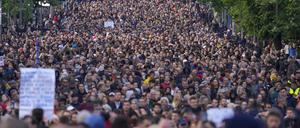 12.05.2023, Serbien, Belgrad: Menschen blockieren eine Autobahn während einer Demonstration gegen Gewalt. Foto: Darko Vojinovic/AP/dpa +++ dpa-Bildfunk +++