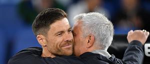 Xabi Alonso (li.) traf im Halbfinale der Europa League auf seinen ehemaligen Trainer José Mourinho. 