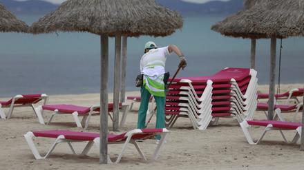 Die Strandwächter arbeiten am Strand von Arenal. Die Playa de Palma am Ballermann auf Mallorca hat die «blaue Flagge» und damit den Status als Strand hervorragender Qualität verloren. 