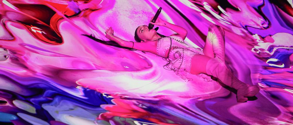 10.05.2023, Großbritannien, Liverpool: Elen Yeremyan alias Brunette aus Armenien singt «Future Lover» während der Generalprobe für das zweite Halbfinale beim 67. Eurovision Song Contest in der M&S Bank Arena. Foto: Martin Meissner/AP +++ dpa-Bildfunk +++