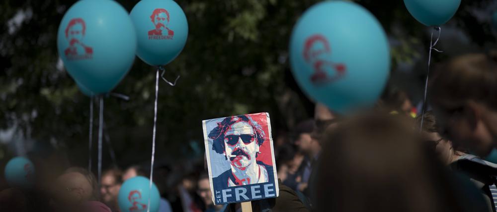 Demonstrantin mit Plakat „Set Free Deniz Yuecel“ vor dem Bundeskanzleramt in Berlin im Jahr 2017.
