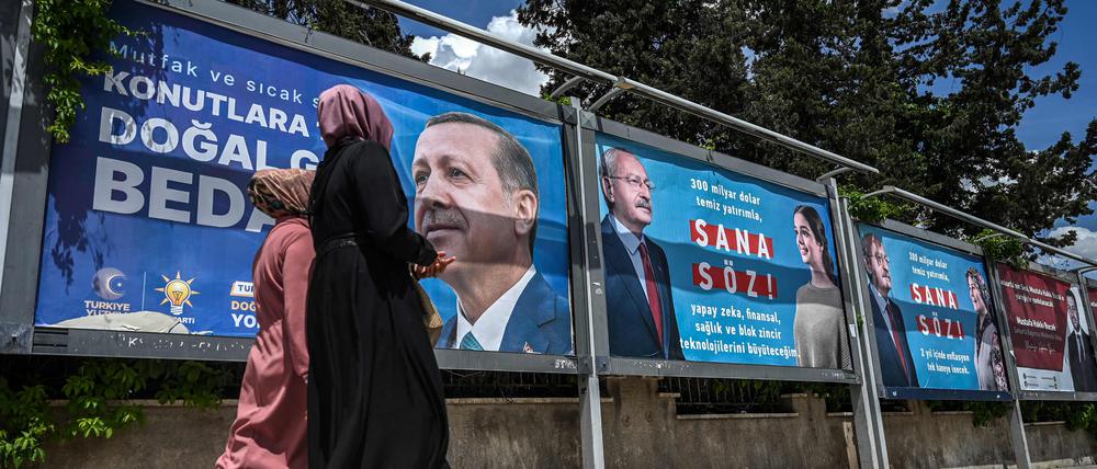 Die Türkei wählt: Plakate von Recep Tayyip Erdogan und Herausforderer Kemal Kilicdaroglu