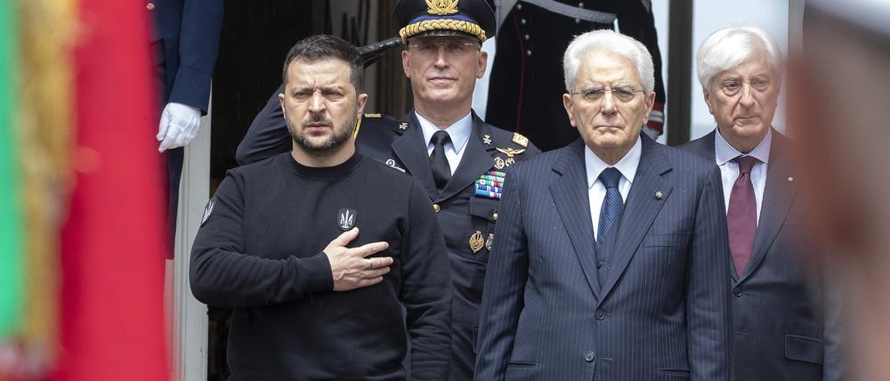 Dieses von dem Büro des italienischen Präsidenten veröffentlichte Foto zeigt Sergio Mattarella (r), Präsident von Italien, mit Wolodymyr Selenskyj, Präsident der Ukraine, vor ihrem Treffen im Quirinalspalast.