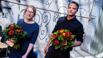 Franziska Brychcy (l) und Maximilian Schirmer, beide Berliner Landesvorsitzende der Partei Die Linke, stehen nach ihrer Wahl zur neuen Doppelspitze der Berliner Linken beim Landesparteitag zusammen. Nach sechseinhalb Jahren war die Landesvorsitzende Schubert nicht mehr angetreten. +++ dpa-Bildfunk +++
