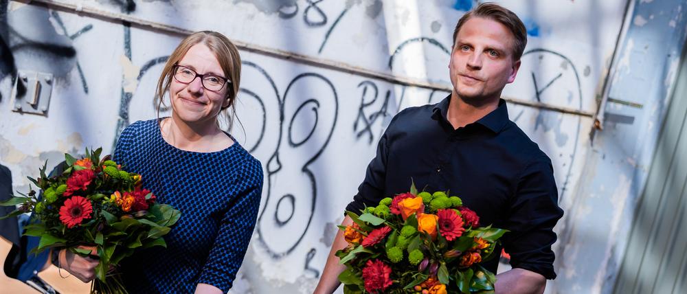 Franziska Brychcy (l) und Maximilian Schirmer, beide Berliner Landesvorsitzende der Partei Die Linke, stehen nach ihrer Wahl zur neuen Doppelspitze der Berliner Linken beim Landesparteitag zusammen. Nach sechseinhalb Jahren war die Landesvorsitzende Schubert nicht mehr angetreten. +++ dpa-Bildfunk +++
