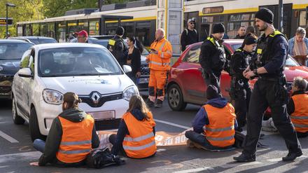 Eine Klebe-Aktion auf der Prenzlauer Allee an der Kreuzung Danziger Straße.