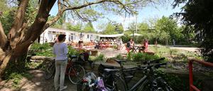 Rundgang auf dem "Lottenhof" anlässlich des Tages der Städtebauförderung
Zum Tag der Städtebauförderung am 13. Mai lädt die Landeshauptstadt Potsdam in Kooperation mit dem Verein Stadtteilnetzwerk Potsdam-West e.V. und der Stiftung Preußische Schlösser und Gärten, auf das Gelände der Geschwister-Scholl-Straße 34, Nachbarinnen und Nachbarn sowie Akteurinnen und Akteure zu einem Rundgang auf dem Lottenhof ein.